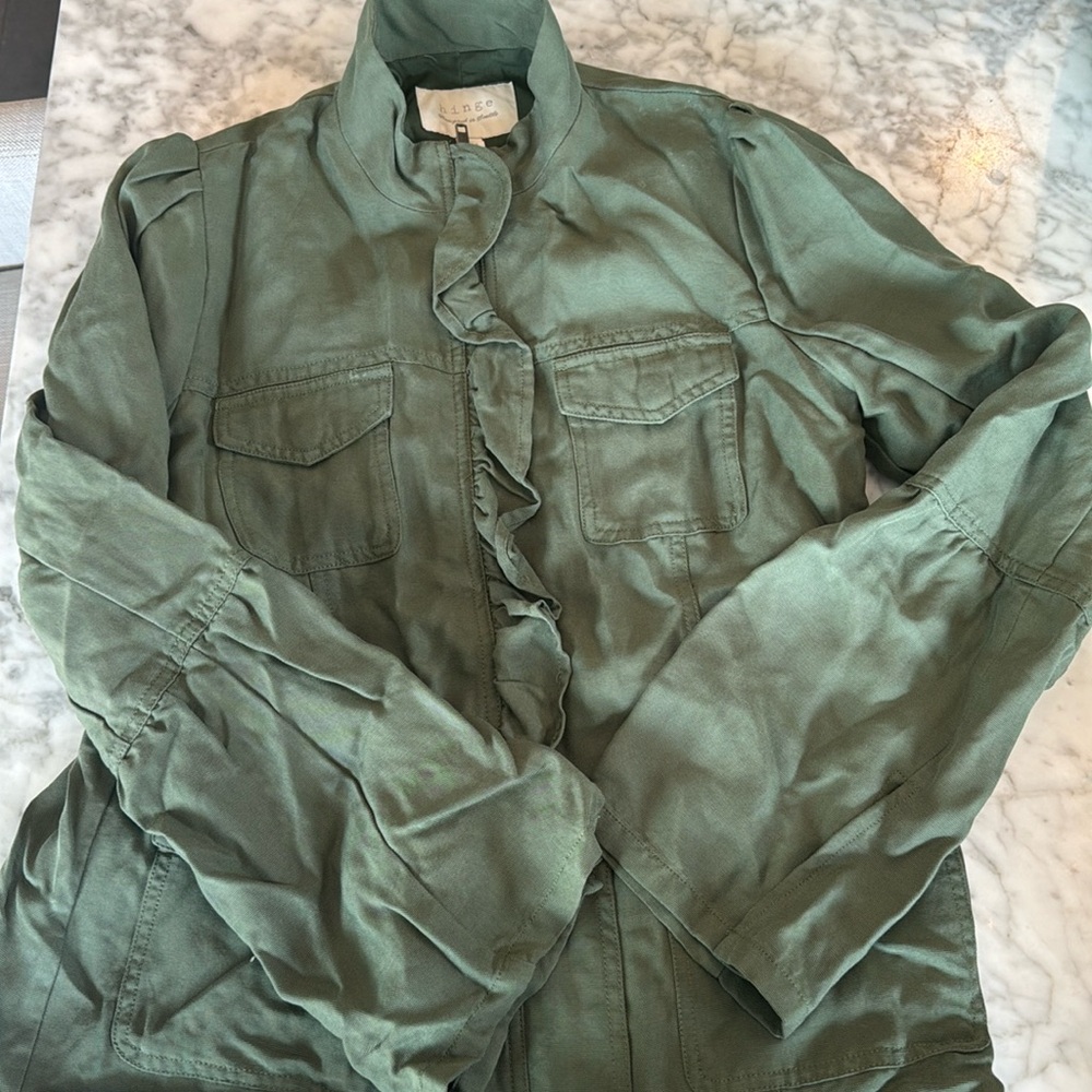 Hinge jacket